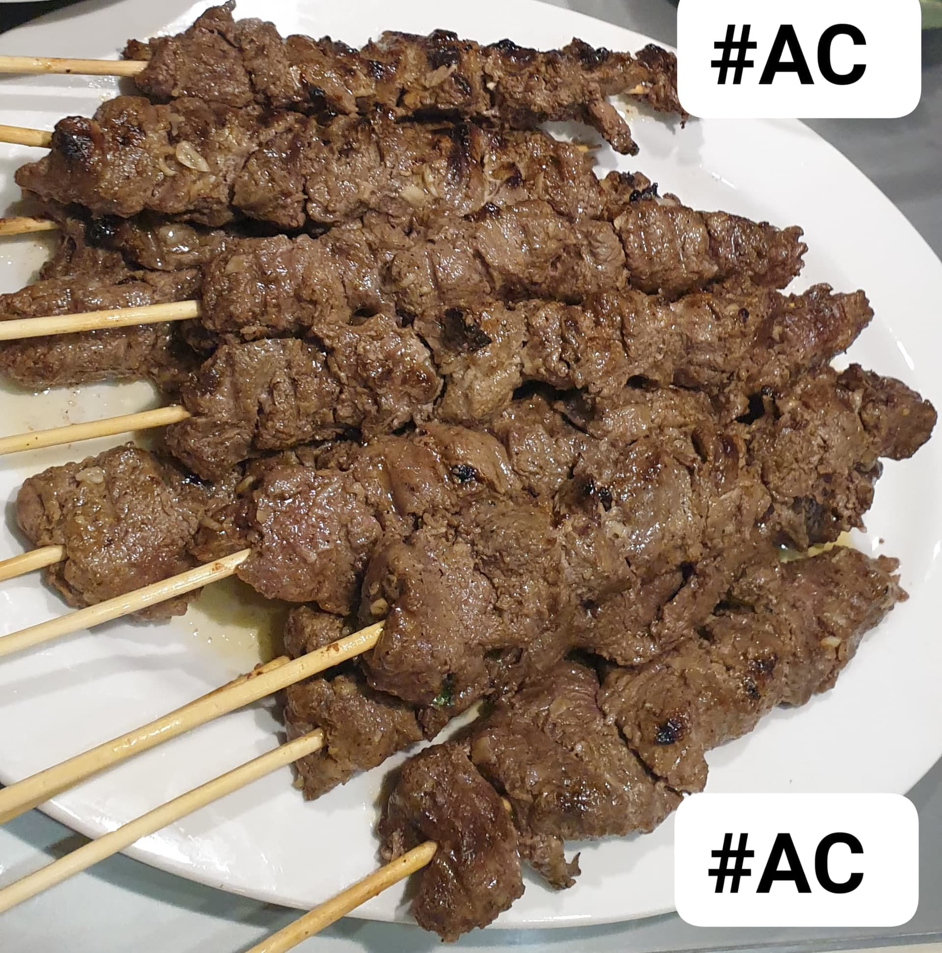 Brochettes de bœuf marinées et leurs accompagnements frais