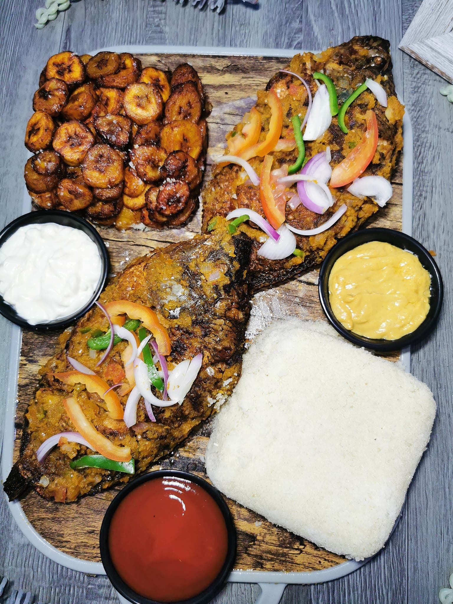 Poisson frit en sauce avec attiéké et alloco