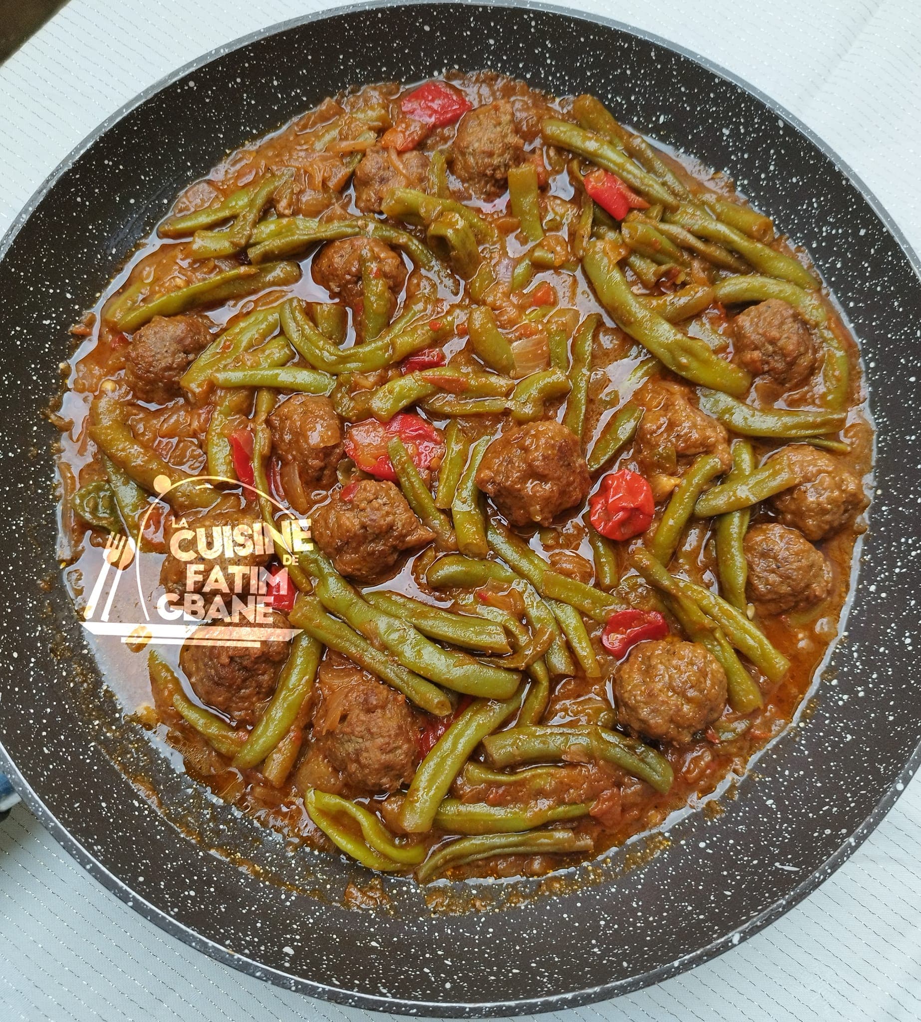 Haricots verts sautés aux boulettes : recette savoureuse