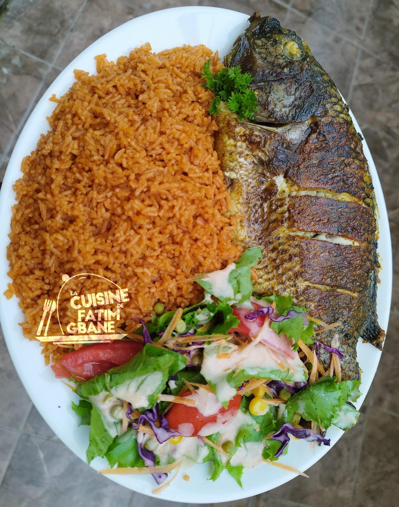 Riz gras au poisson et salade : recette complète