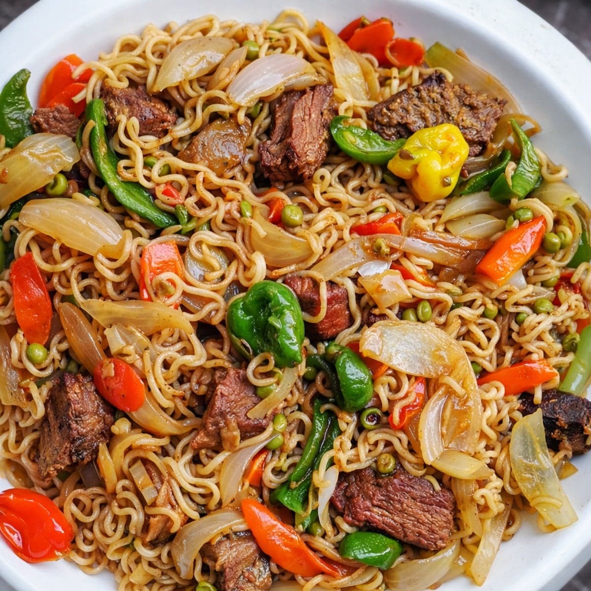 Nouilles sautées aux légumes et bœuf mariné