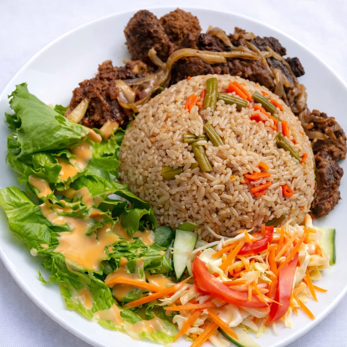 Riz gras à la viande de mouton avec sa délicieuse salade