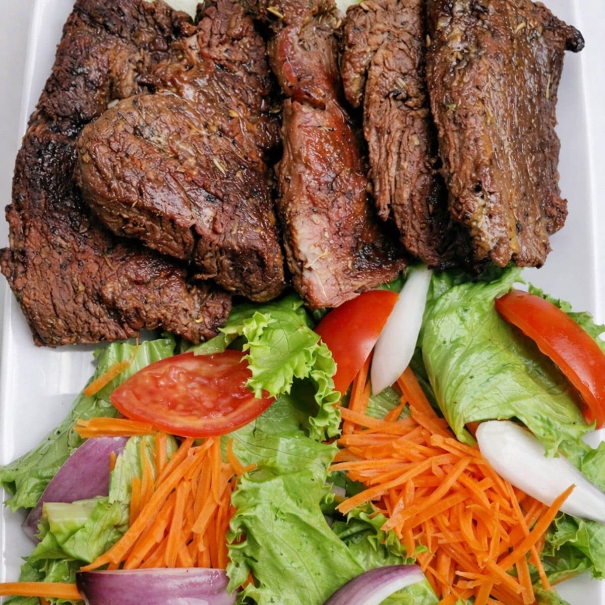 Steak de bœuf grillé et sa salade