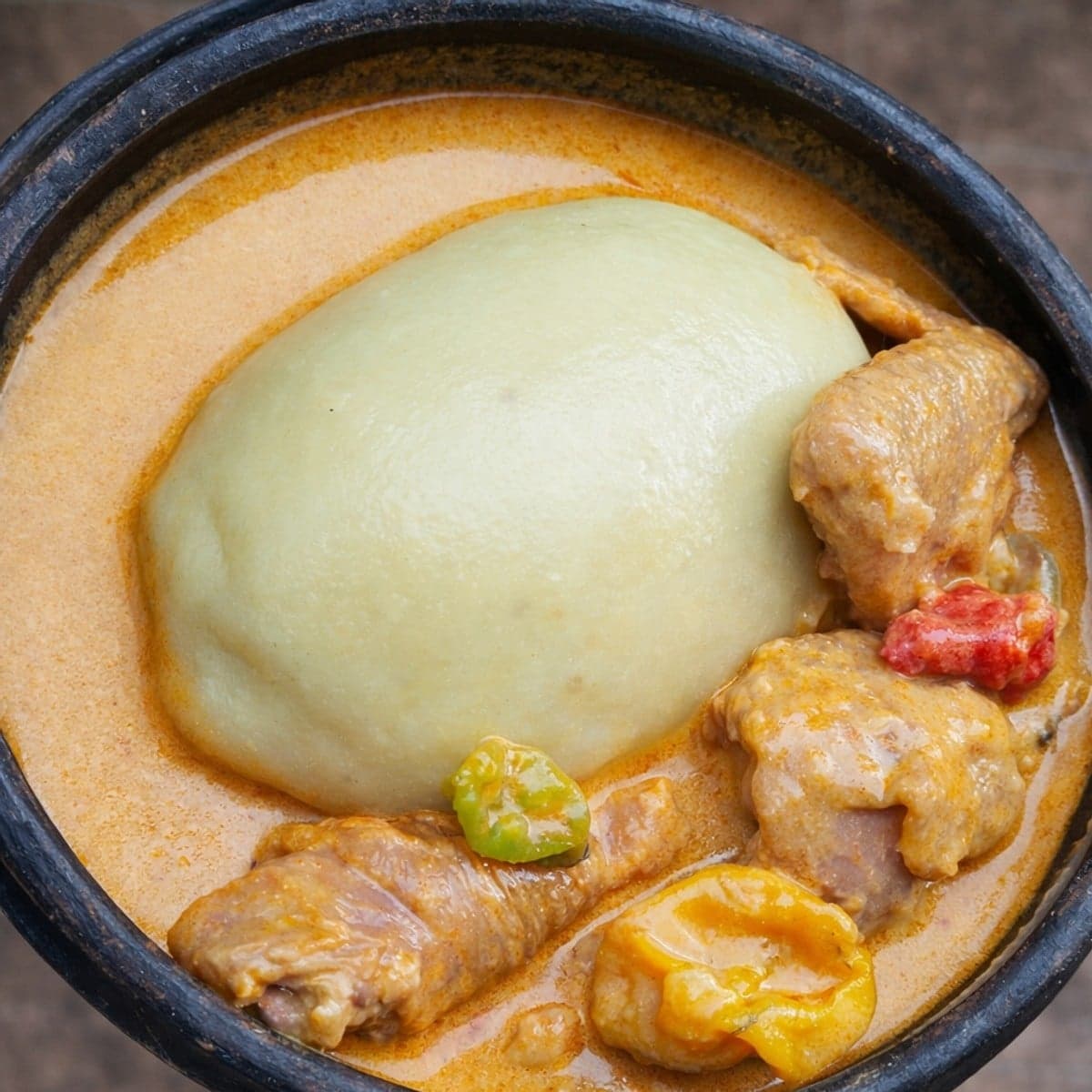 Sauce pistache au poulet avec foutou igname
