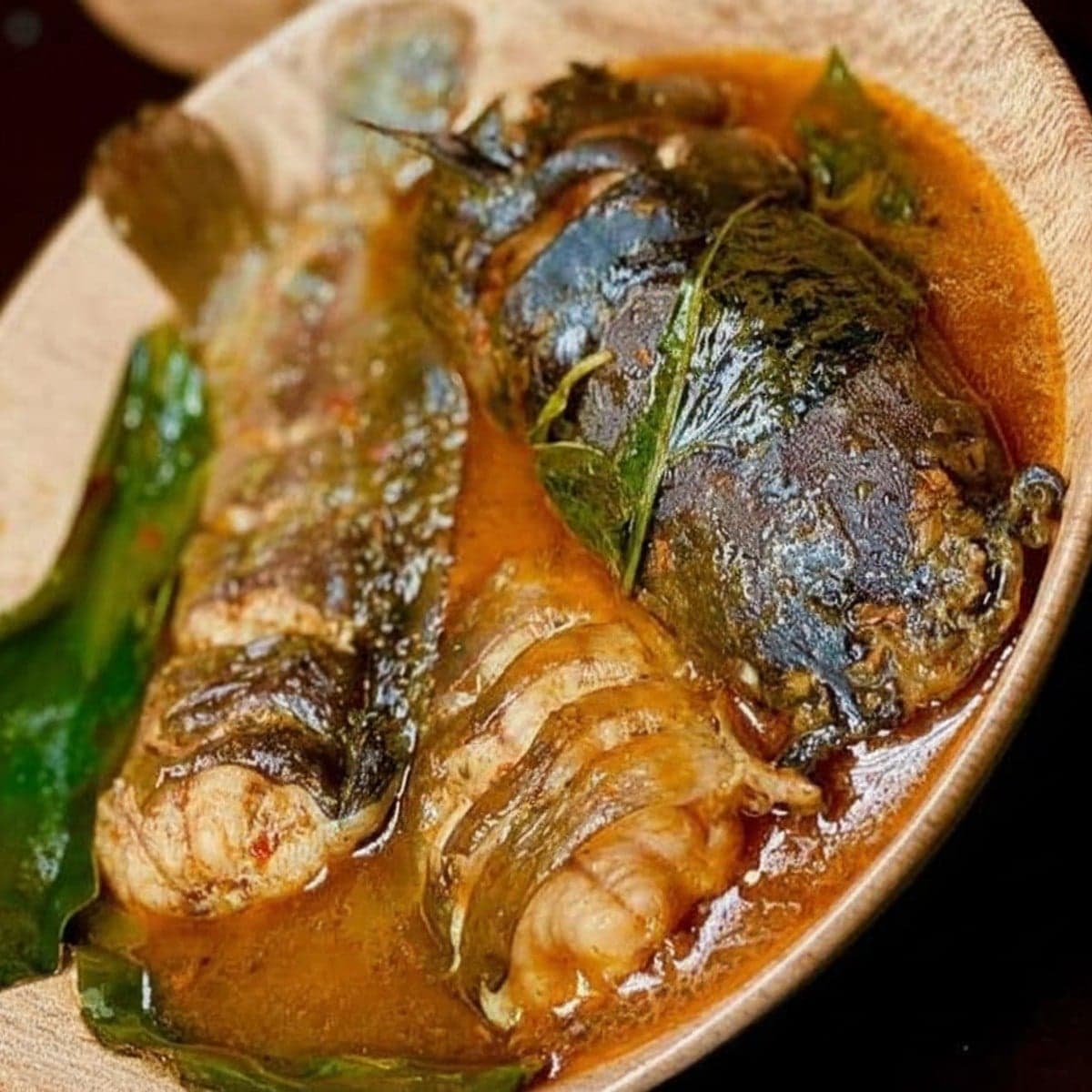 Ndomba de poisson d’eau douce aux herbes fraîches