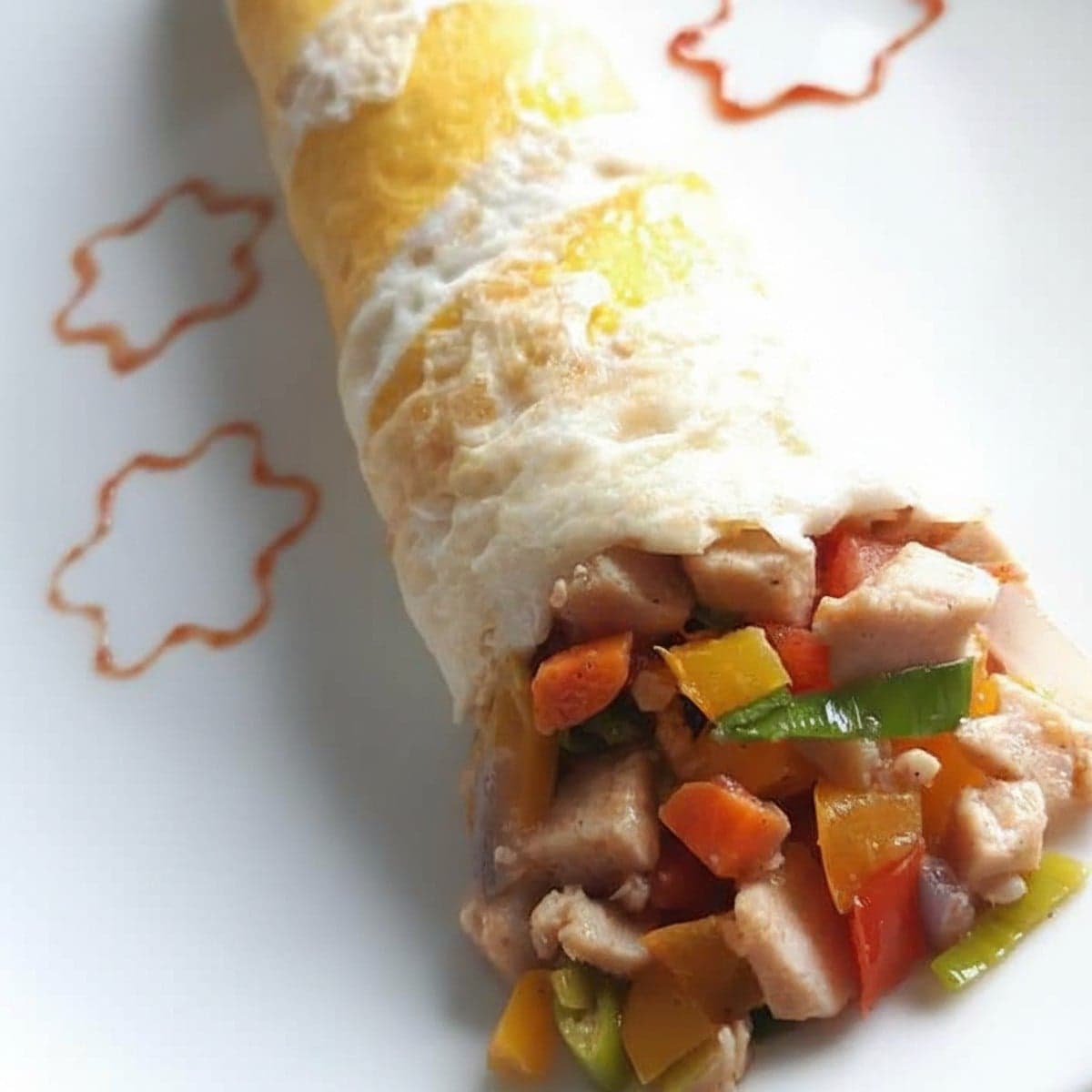 Omelette garnie aux légumes et flocons de poulet