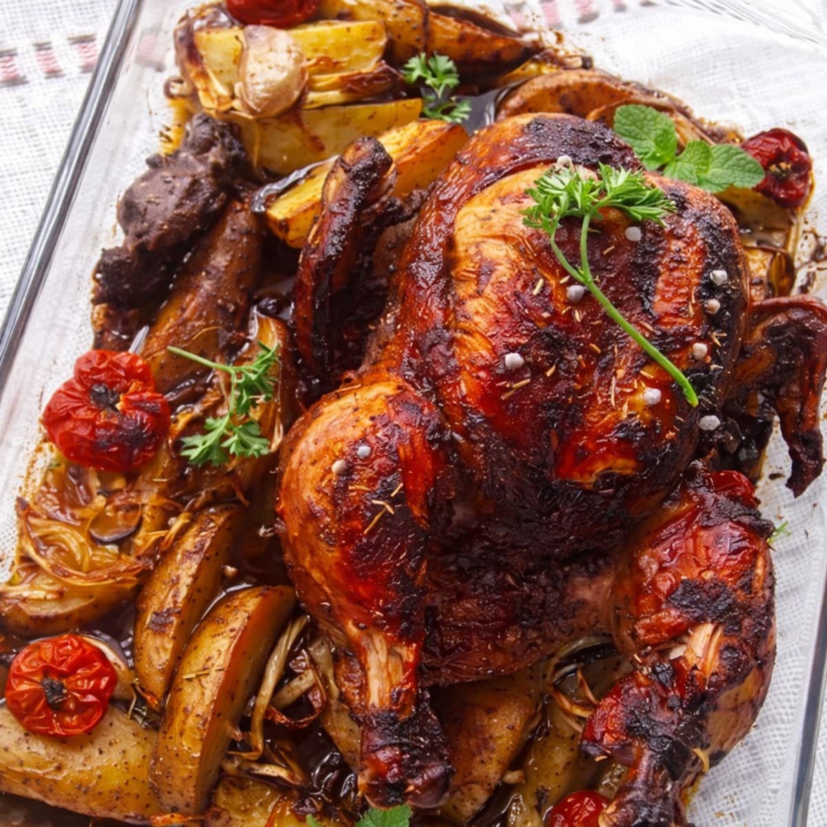 Poulet rôti au four sur son nid de pomme de terre