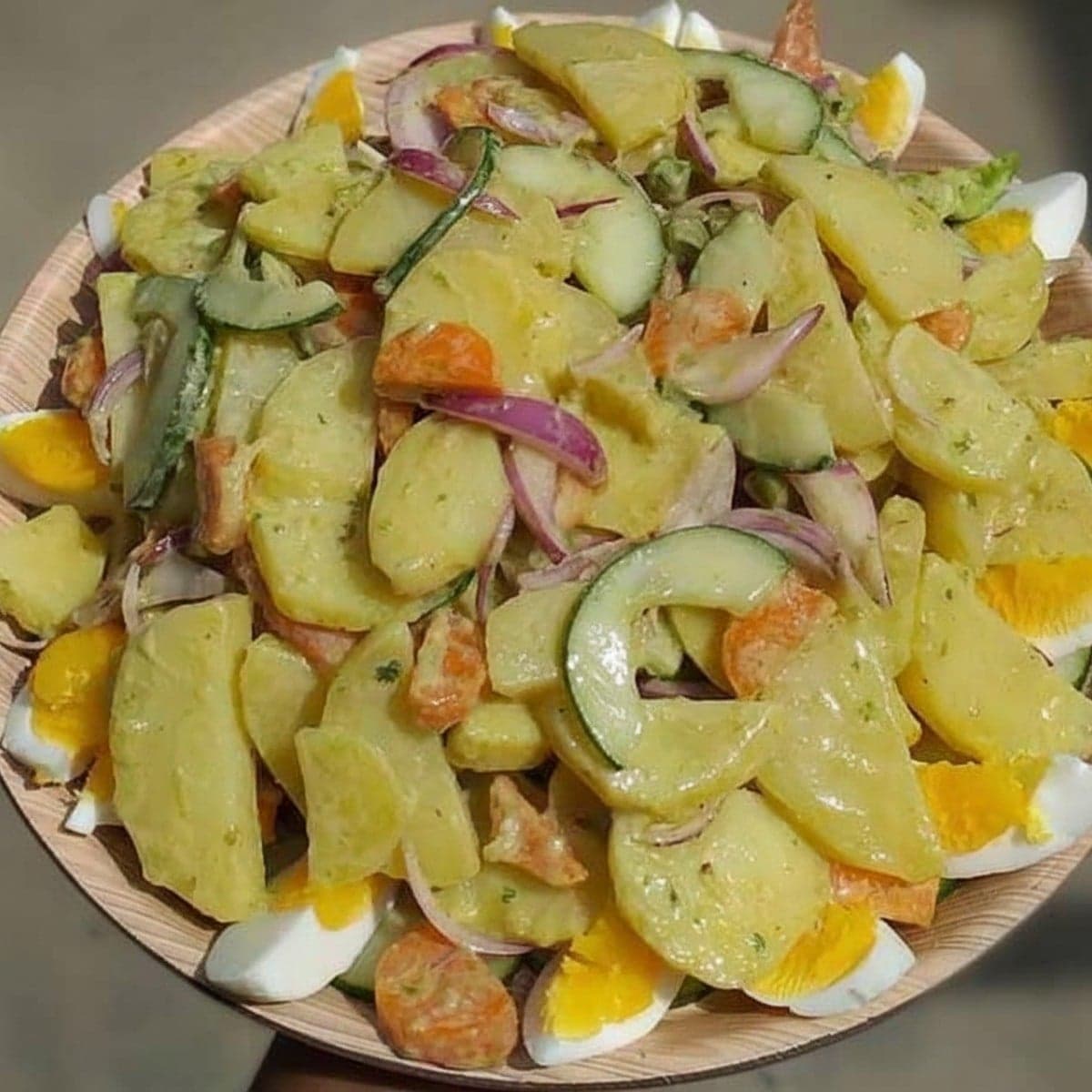 Salade de pommes de terre aux légumes et œufs durs