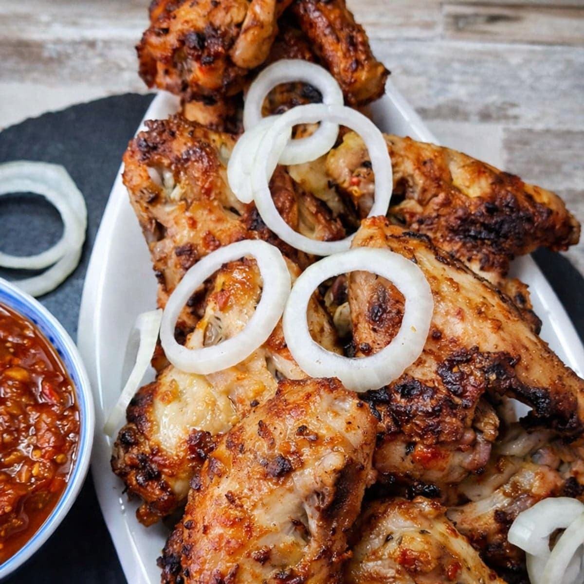 Ailes de poulet au four accompagné de frites de pommes de terre.
