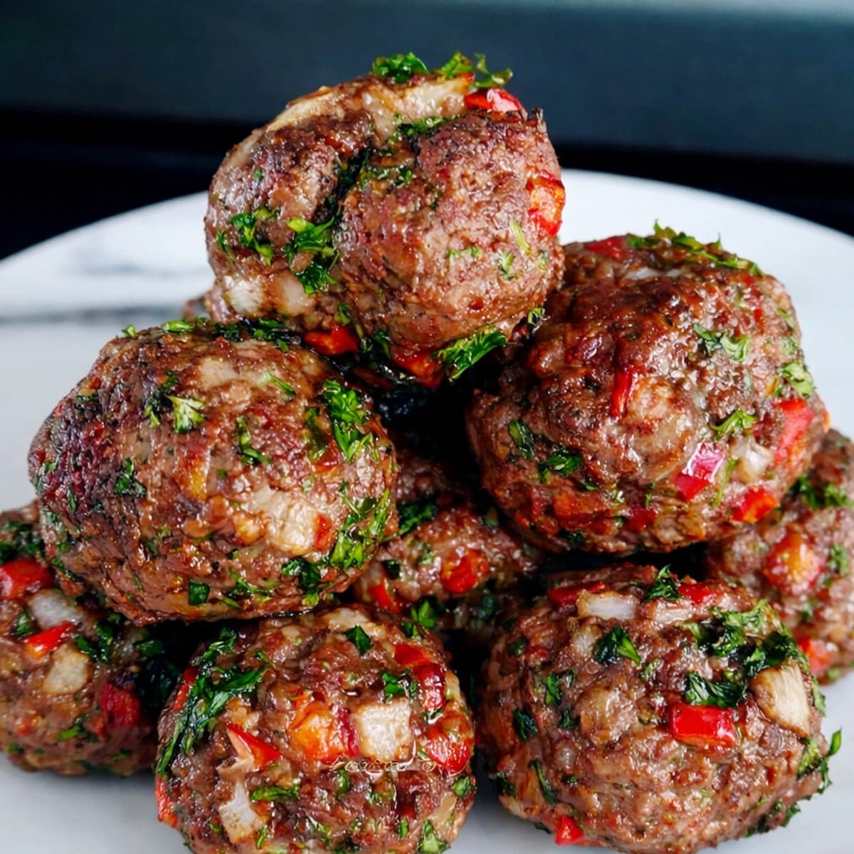 Boulettes de viande hachée aux légumes et sauce à l’ail