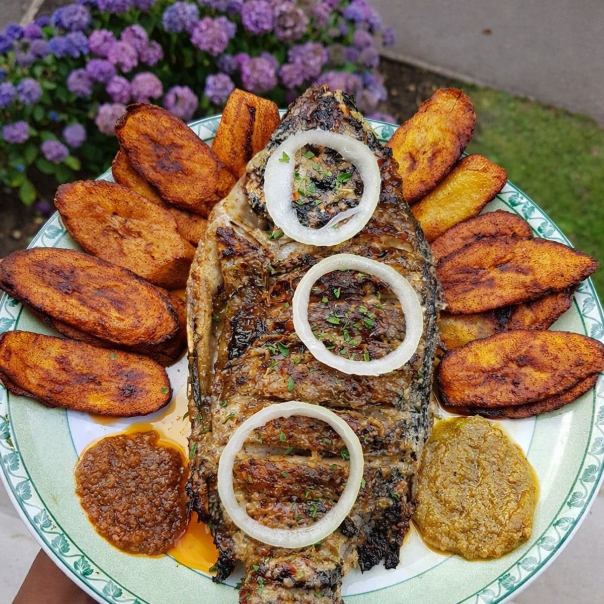 Carpes au four accompagné de frites de plantains.