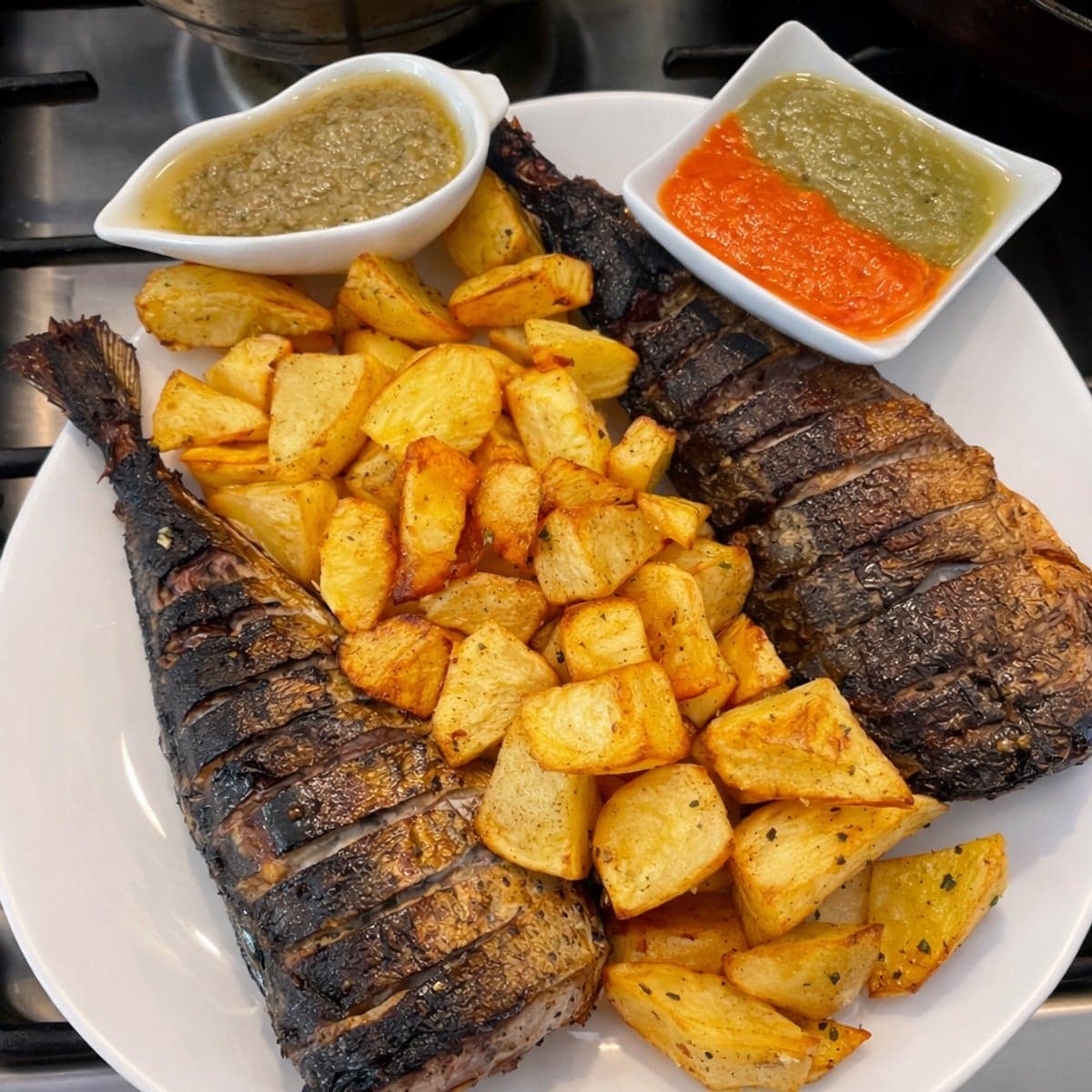 Chinchard et pommes fris accompagnés de ses sauces piquante et vert