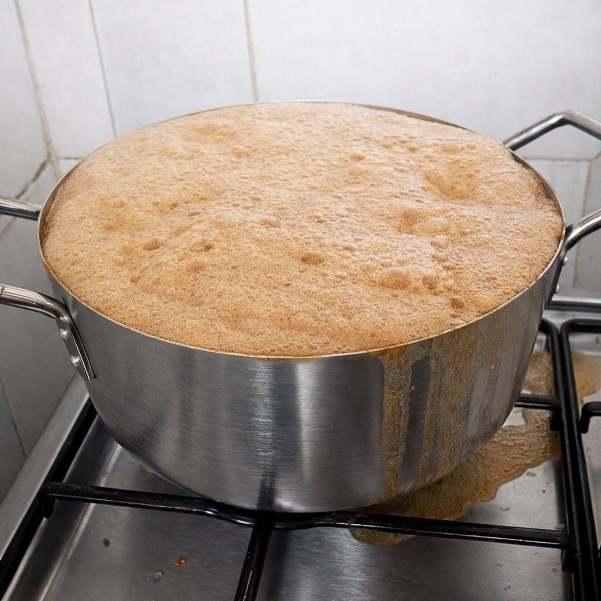 Comment empêcher l’eau bouillante de déborder de votre casserole ?