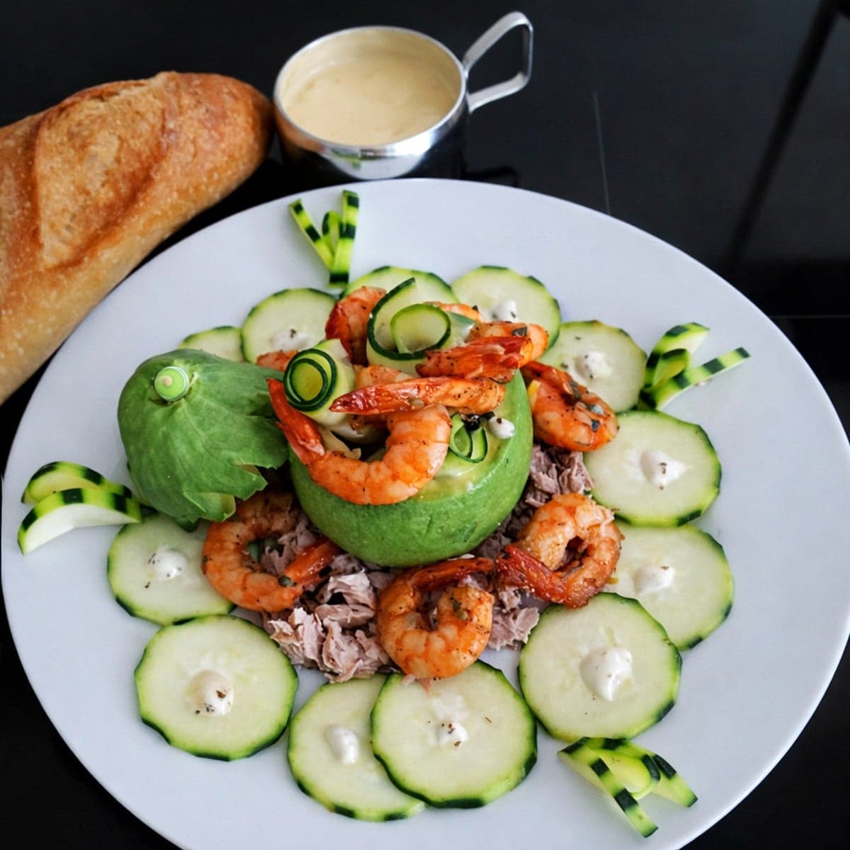 Coupelle d’avocat, au thon, crevettes grillées, et courgette