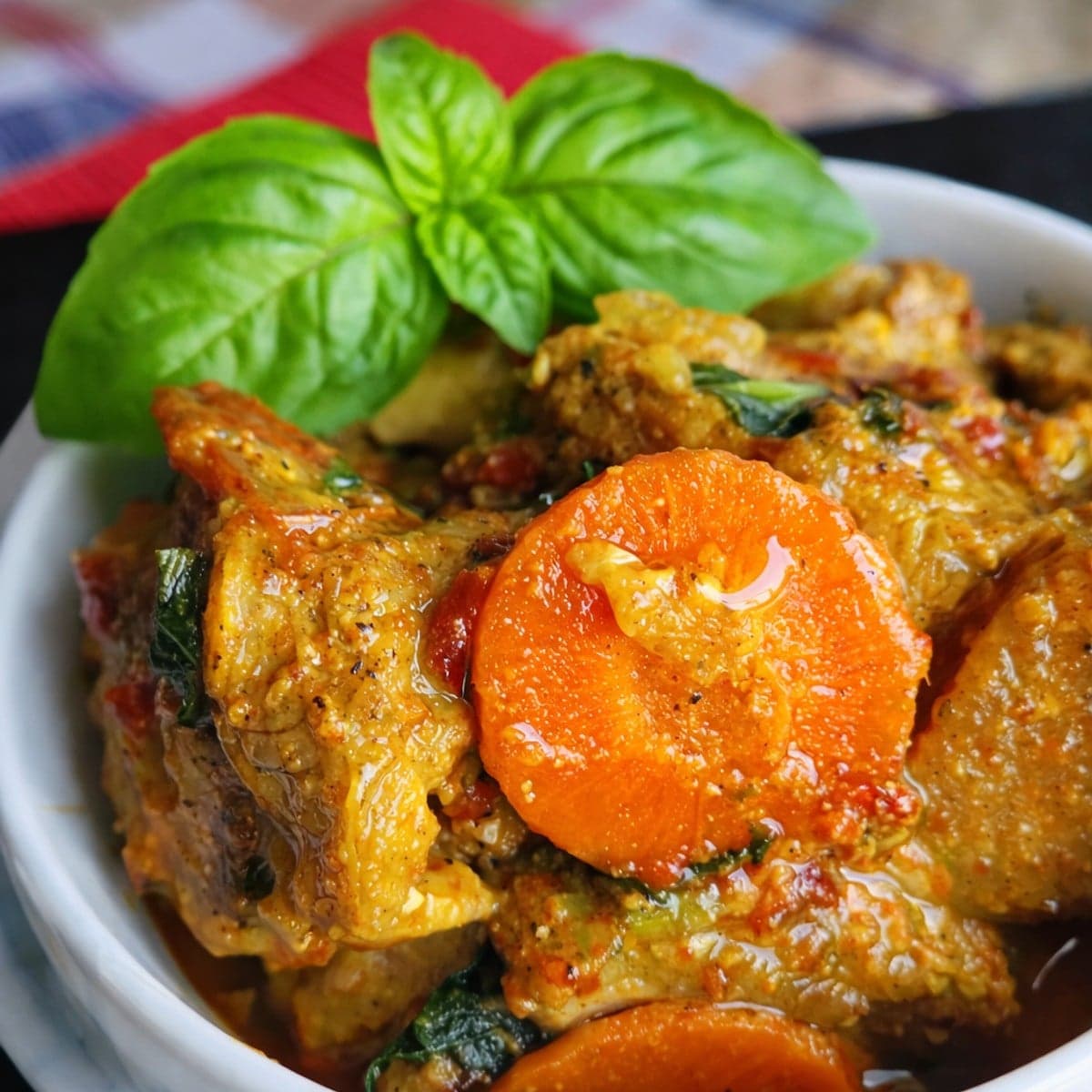 De la viande au curry et au yaourt