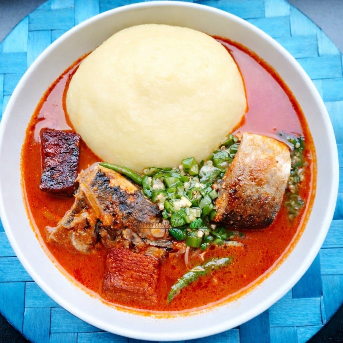 Foufou, sauce tomate, poisson frais, wagashi et gombo épicé