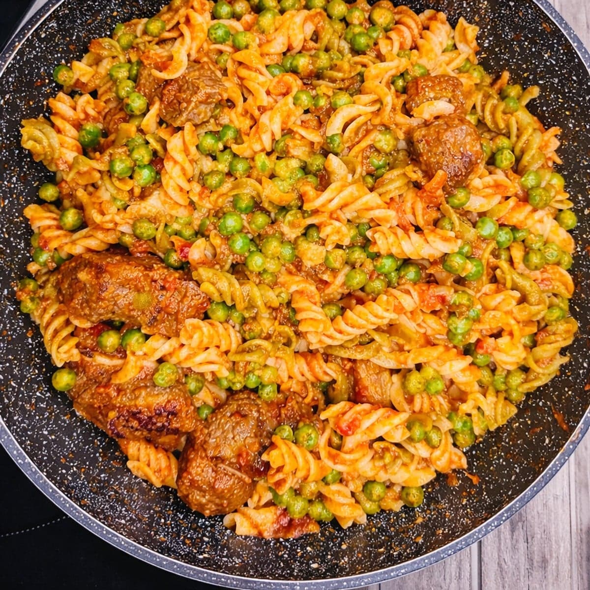 Pâtes fusilli aux petits pois et viande de mouton