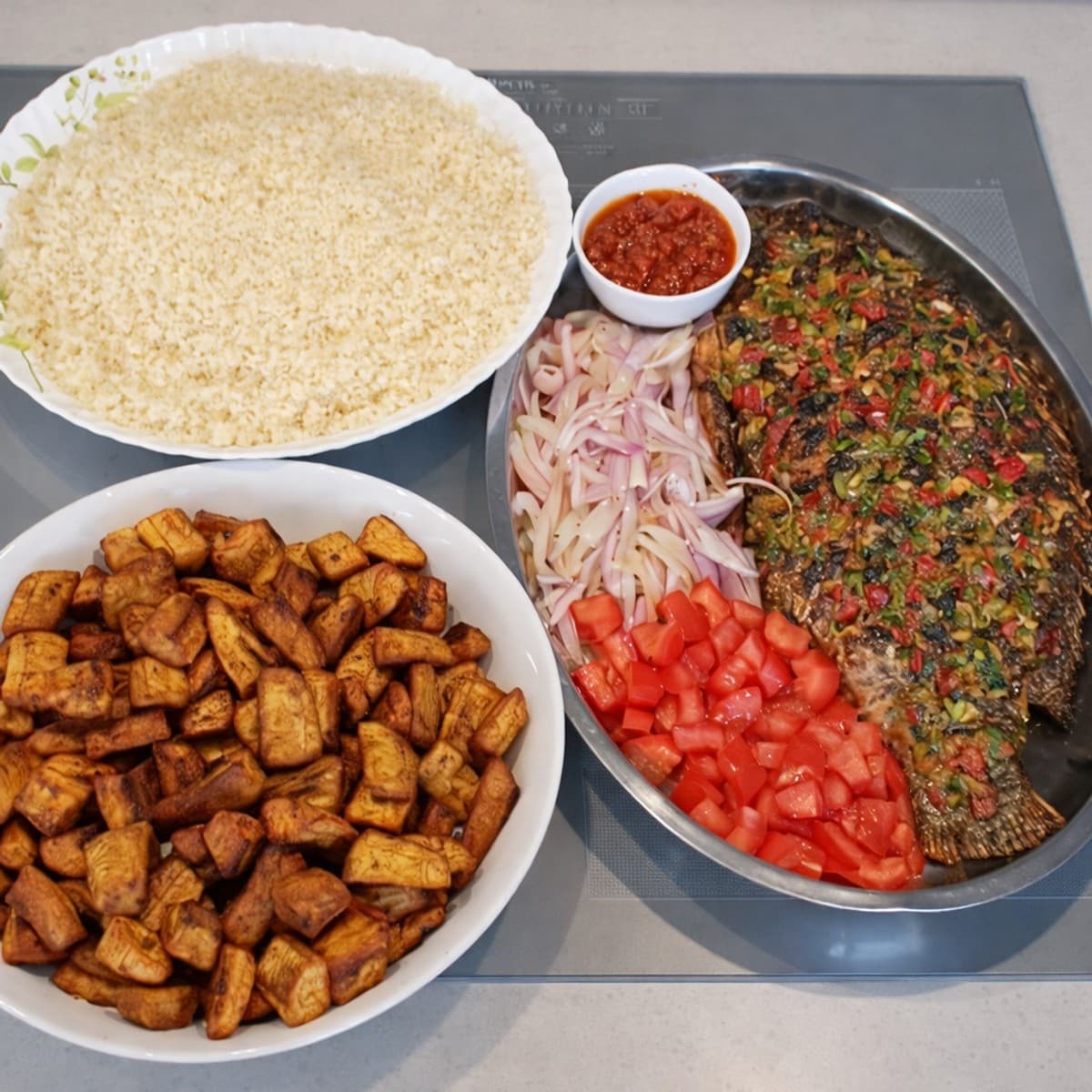 Poisson braisé accompagné d’attiéké et d’allocos