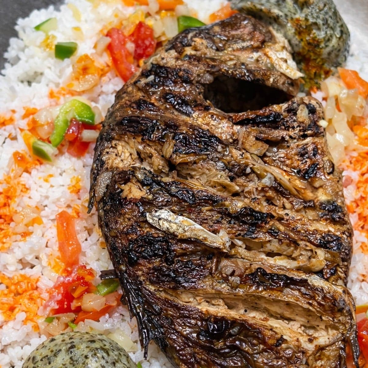 Poisson braisé au riz blanc