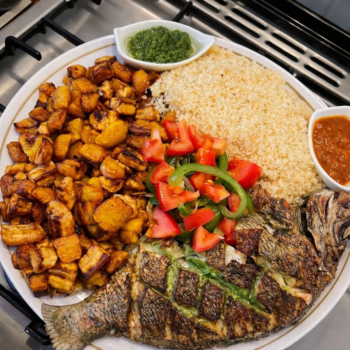 Poisson grillé aux doubles accompagnements Abidjanais