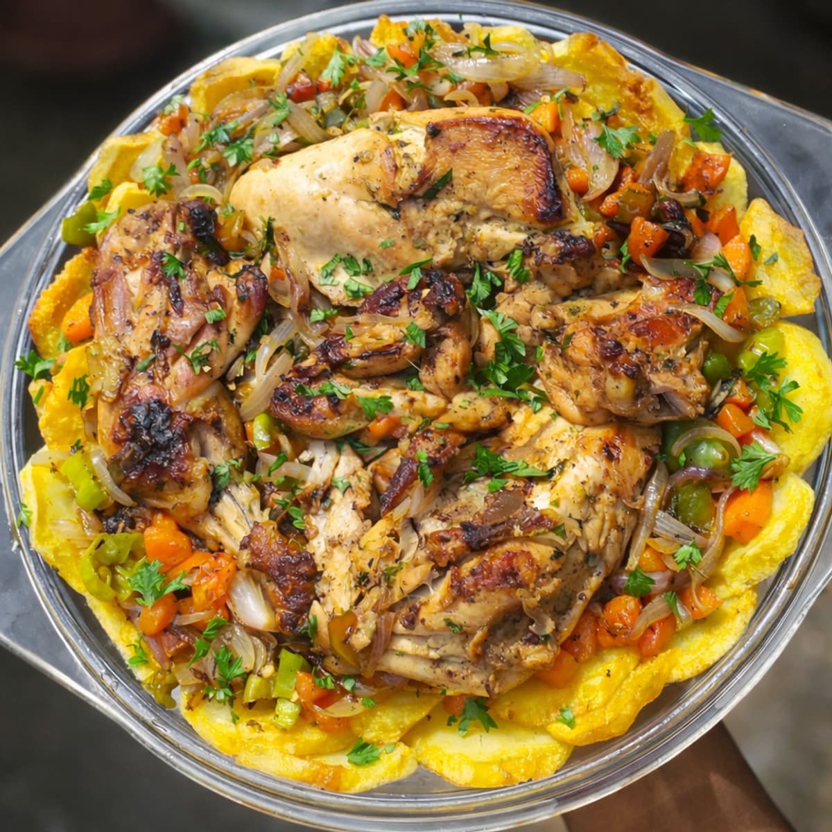 Poulet à l’ail sur son nid de pommes de terre sautés