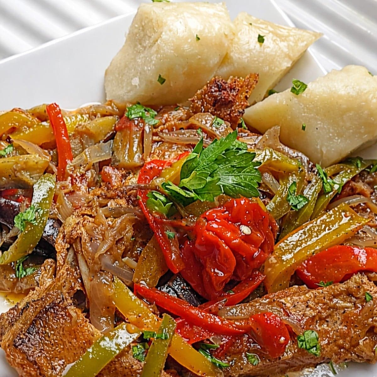 Poisson salé (Makayabou) aux légumes,