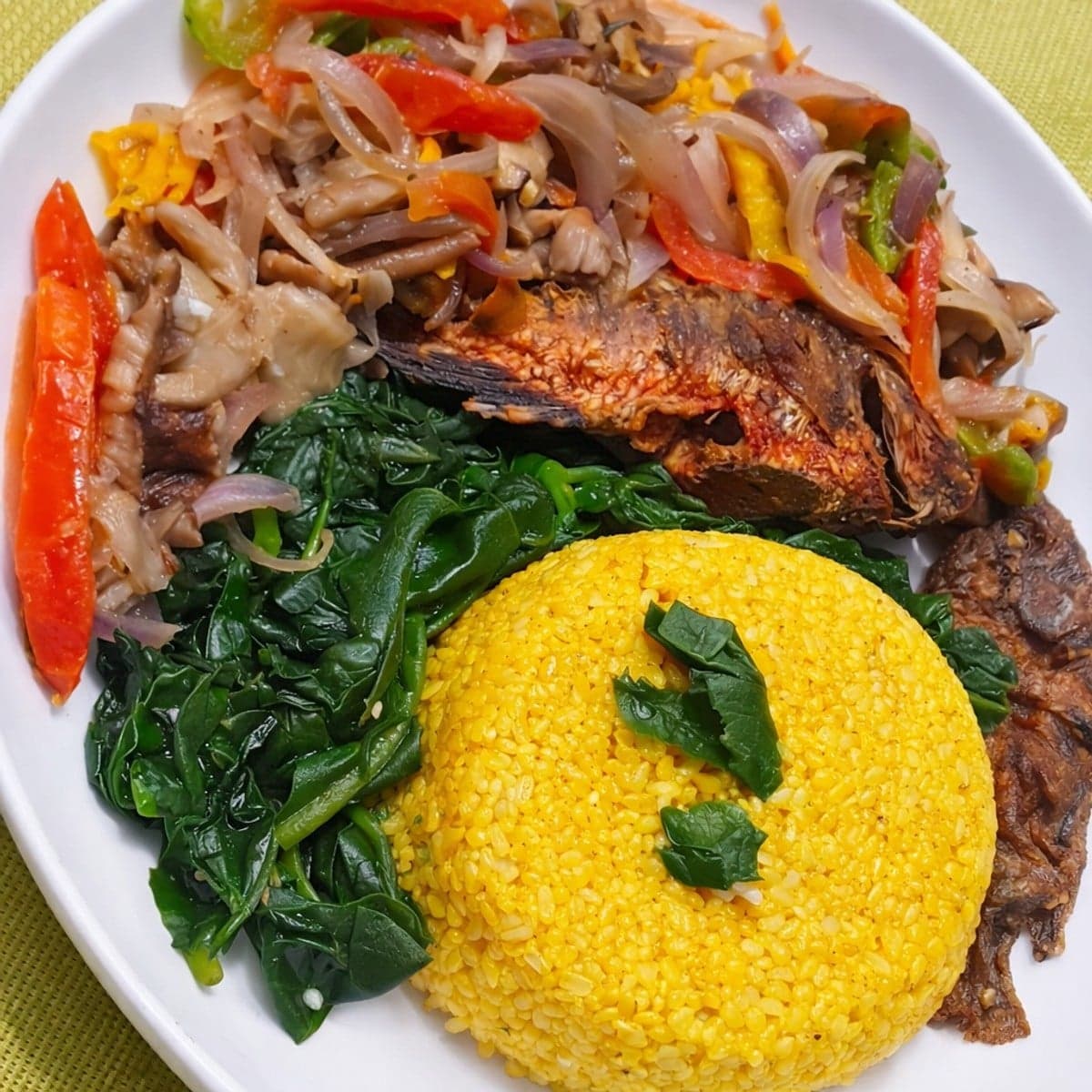 Riz au lait de coco et curcuma avec champignons et épinards