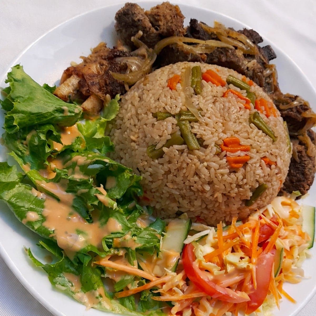 Riz gras à la viande de mouton avec sa délicieuse salade.