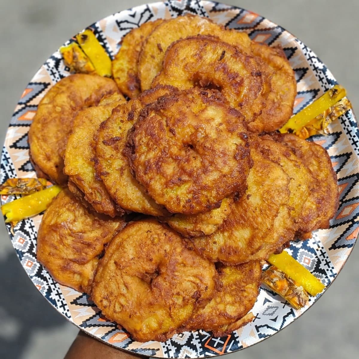 Beignets d’ananas à la cannelle.