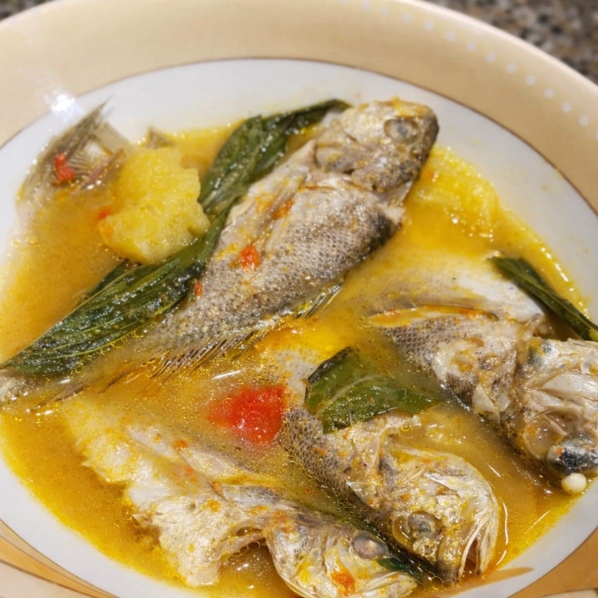 Bouillon de poisson pimenté