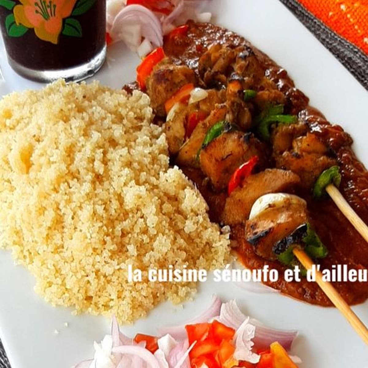 Brochettes de poulet à la sauce piquante feat attiéké