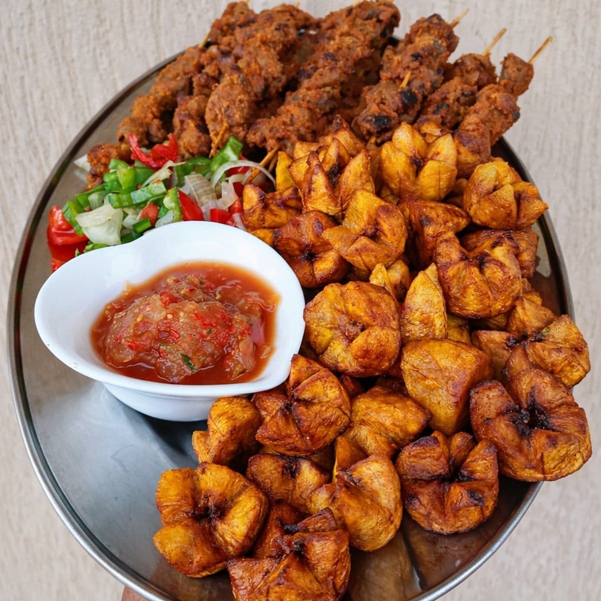 Brochettes savoureuses aux légumes à la poêle.