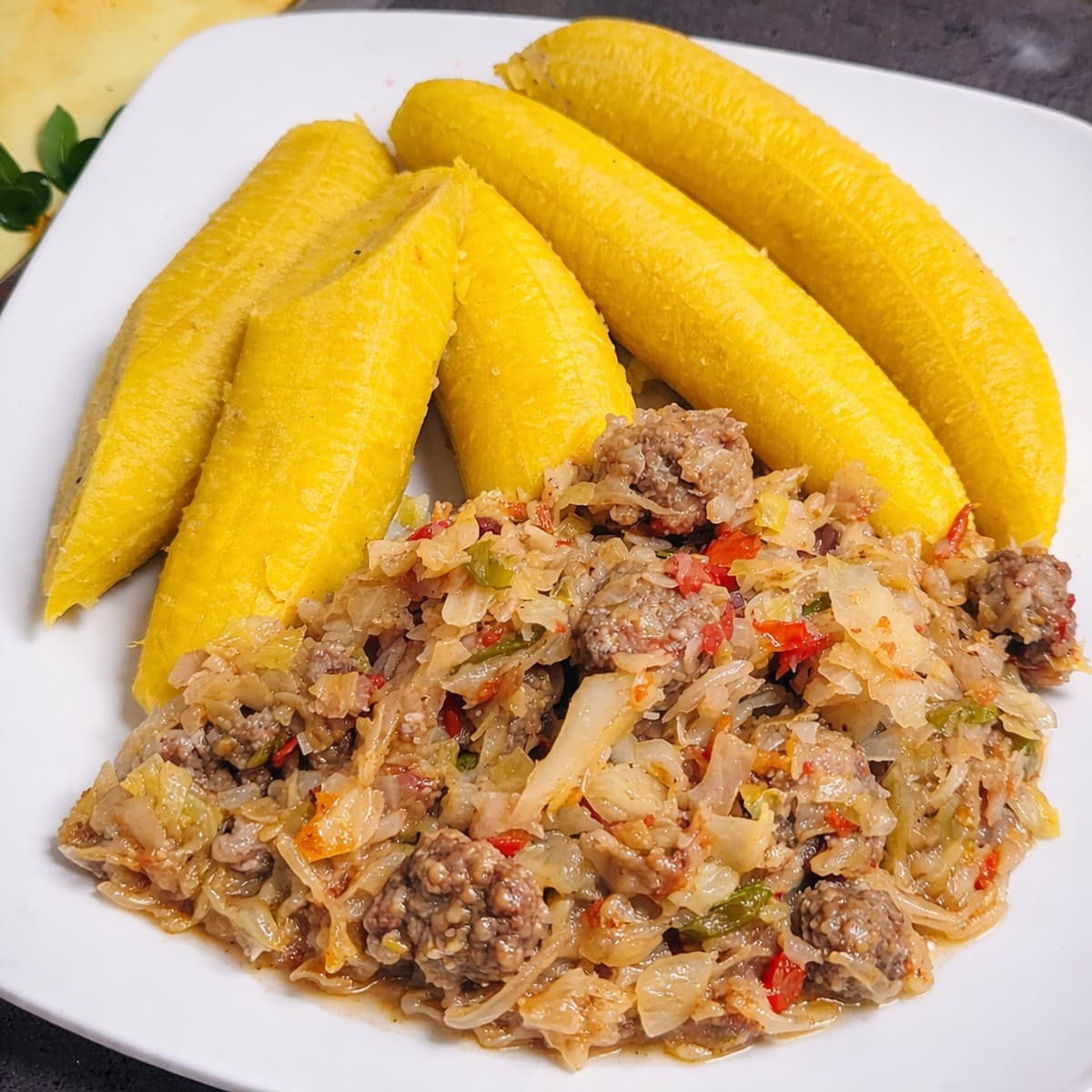 Choux sautés aux boulettes de boeuf/ banane plantain vapeur