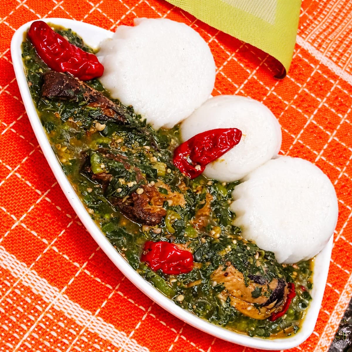 Feuille de Gboman feat gombo frais avec tô (Akoume) blanc