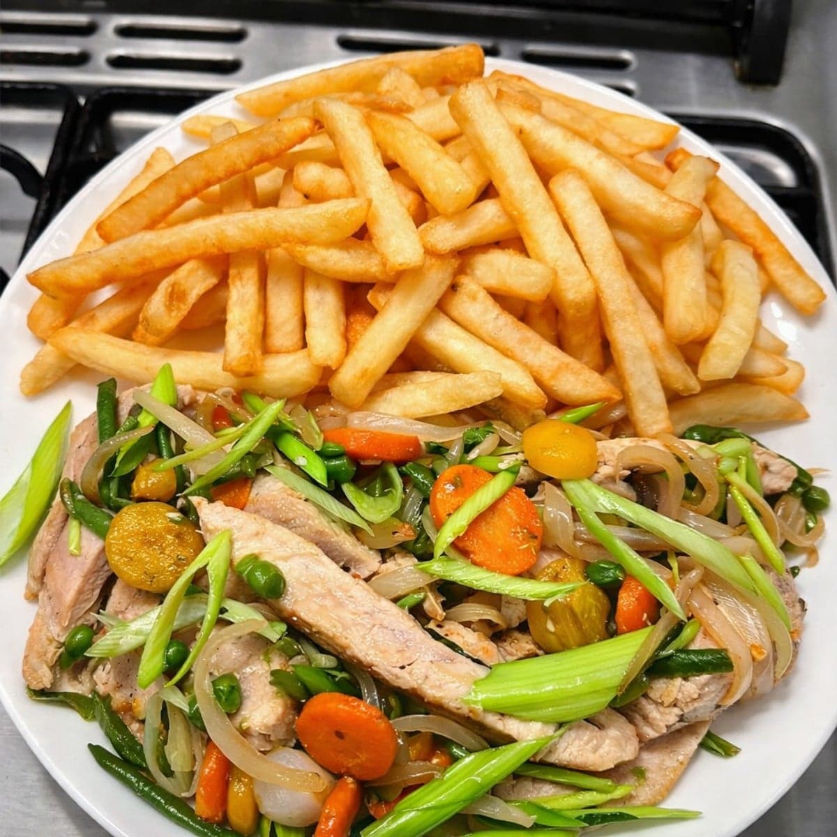 Frites de pommes et poêlée de blanc de dinde aux légumes.