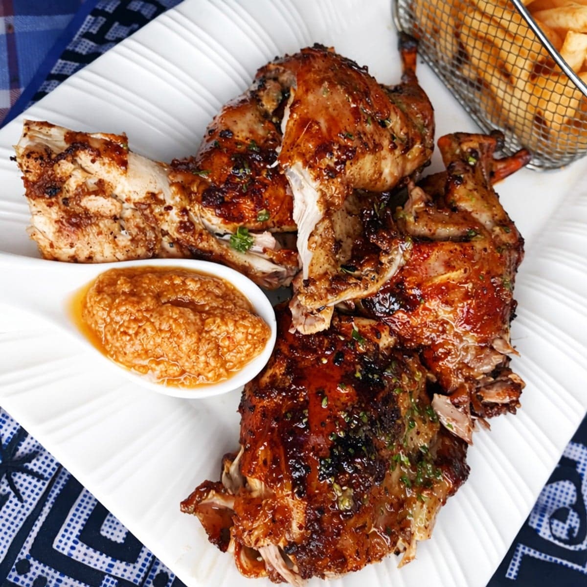 Lapin grillé accompagné de frites