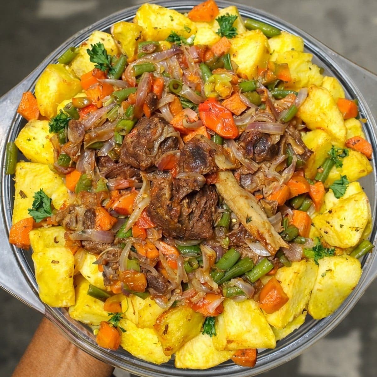 Pommes de terre et moutons sautés avec petits légumes