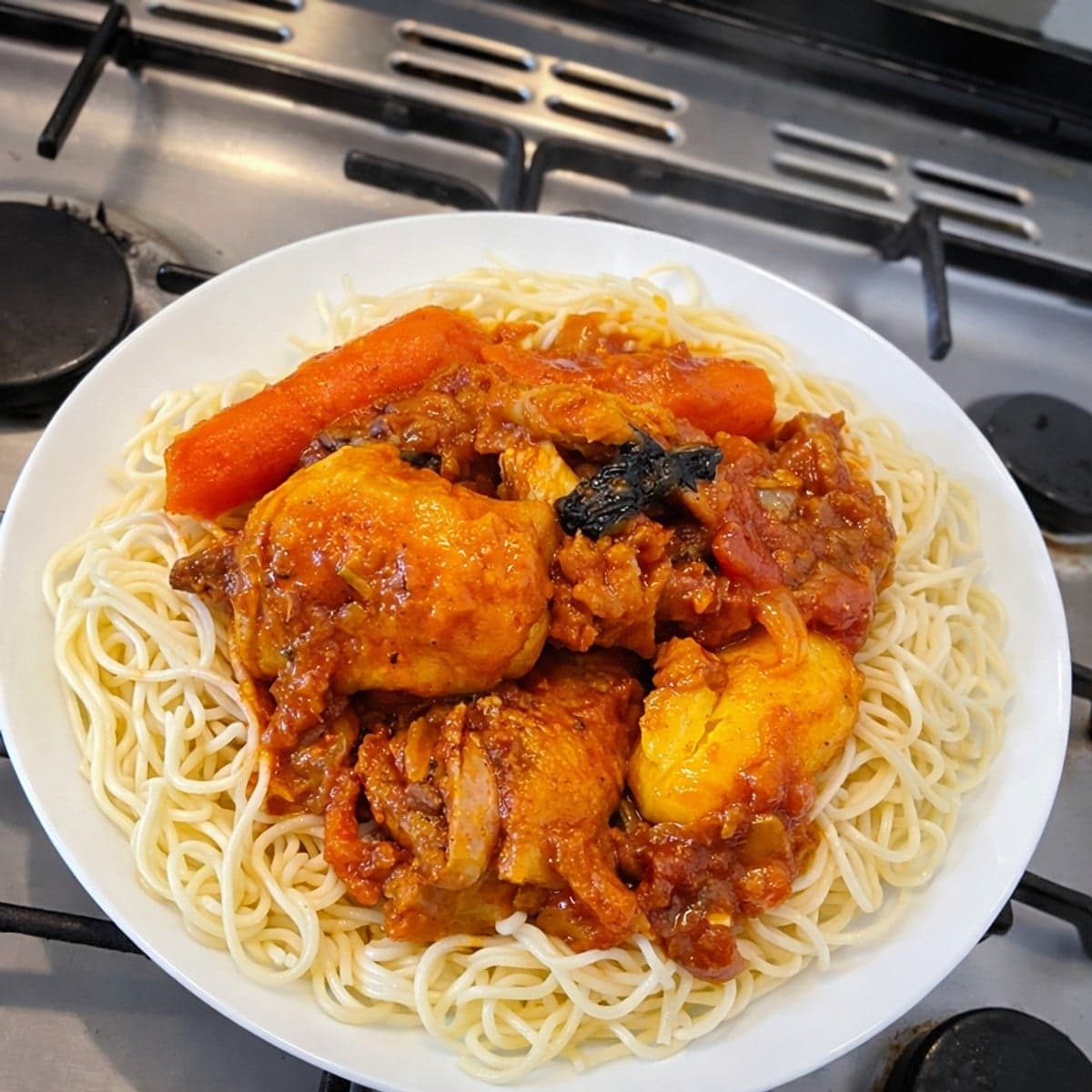 Poulet à la tomate et aux spaghettis