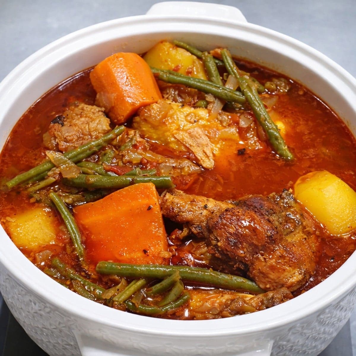 Poulet fermier à la sauce tomate.