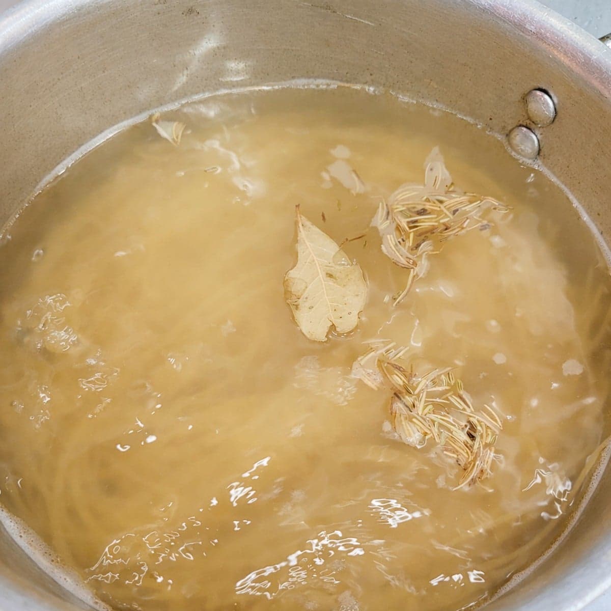 Pourquoi mettre du vinaigre et des herbes dans l’eau de cuisson des pâtes ?