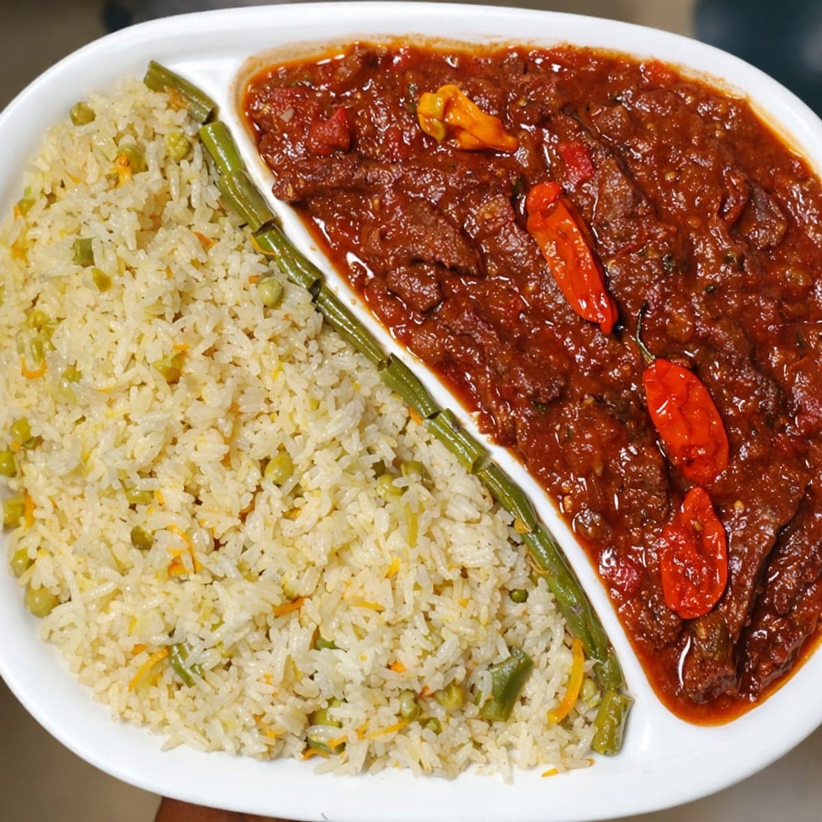 Riz accompagné de la sauce au bœuf