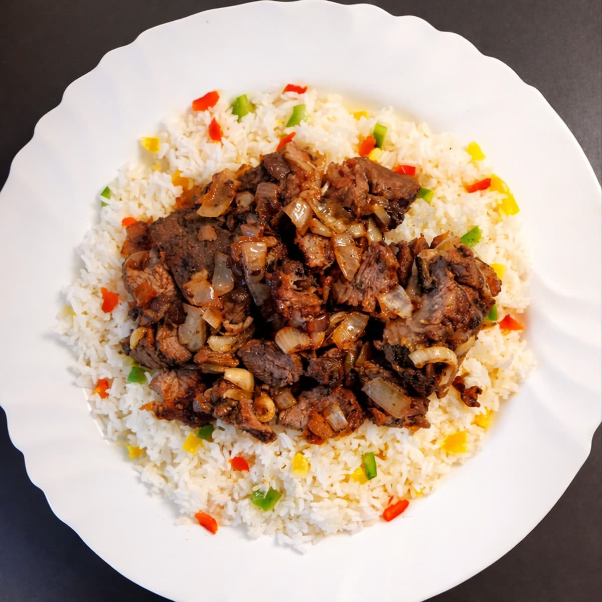 Riz blanc au trois poivrons et veau rôti aux petits oignons citronnés