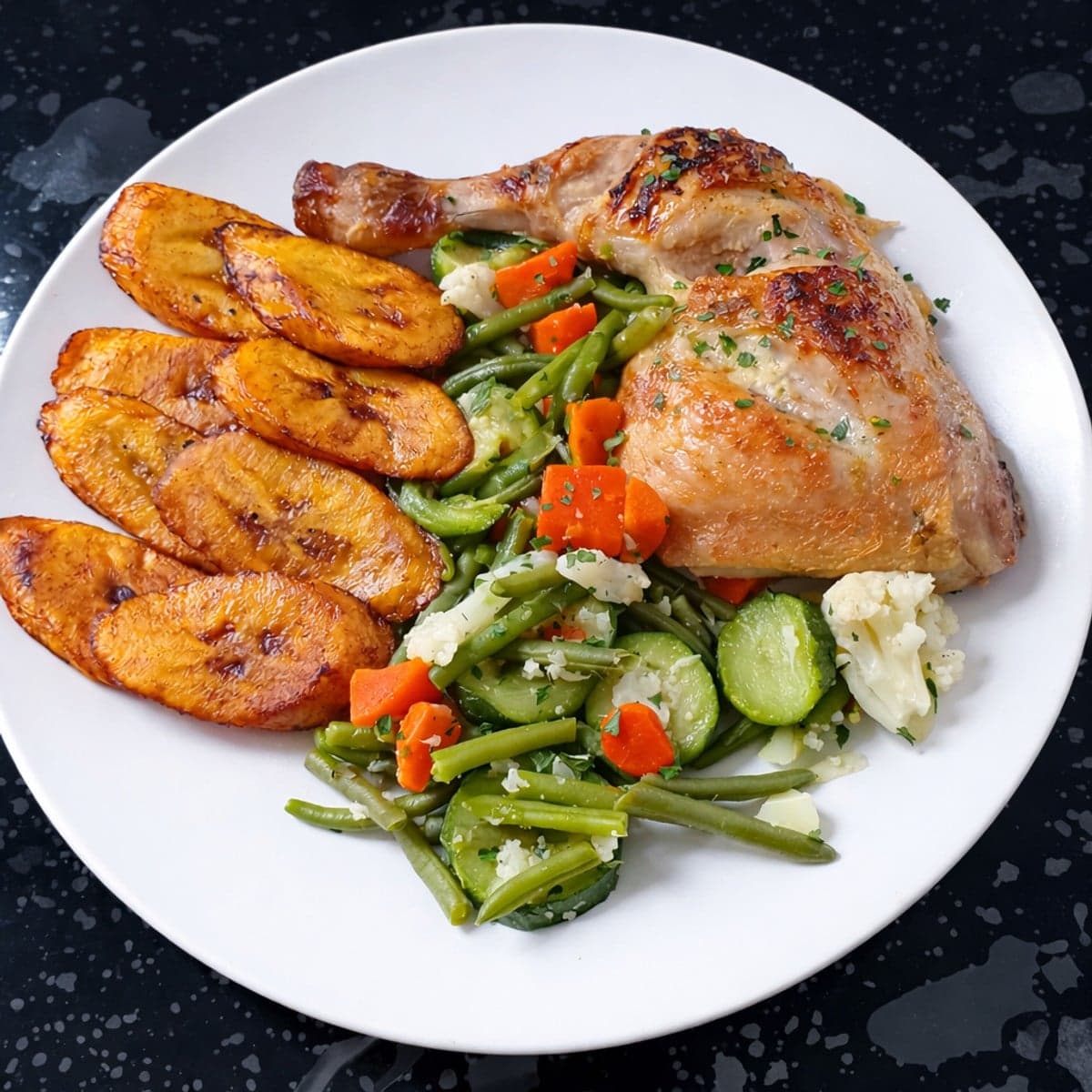 Rôti de poulet : accompagné de banane plantain frites et de mélange de légumes cuits à la vapeur