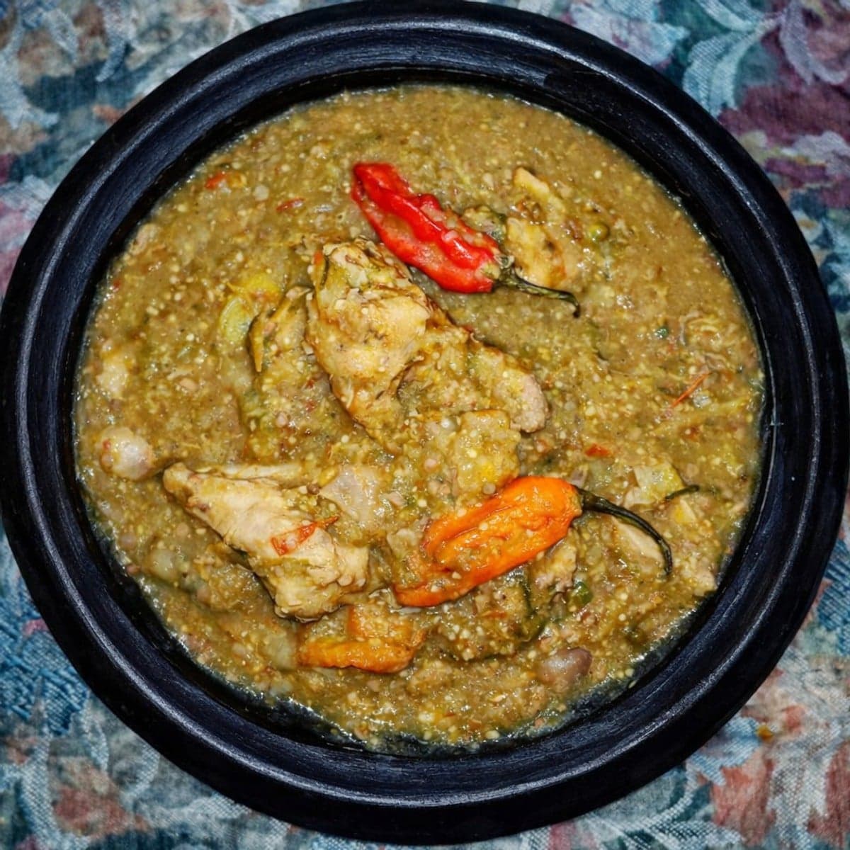 Sauce gouagouassou au poulet accompagnée de foutou banane