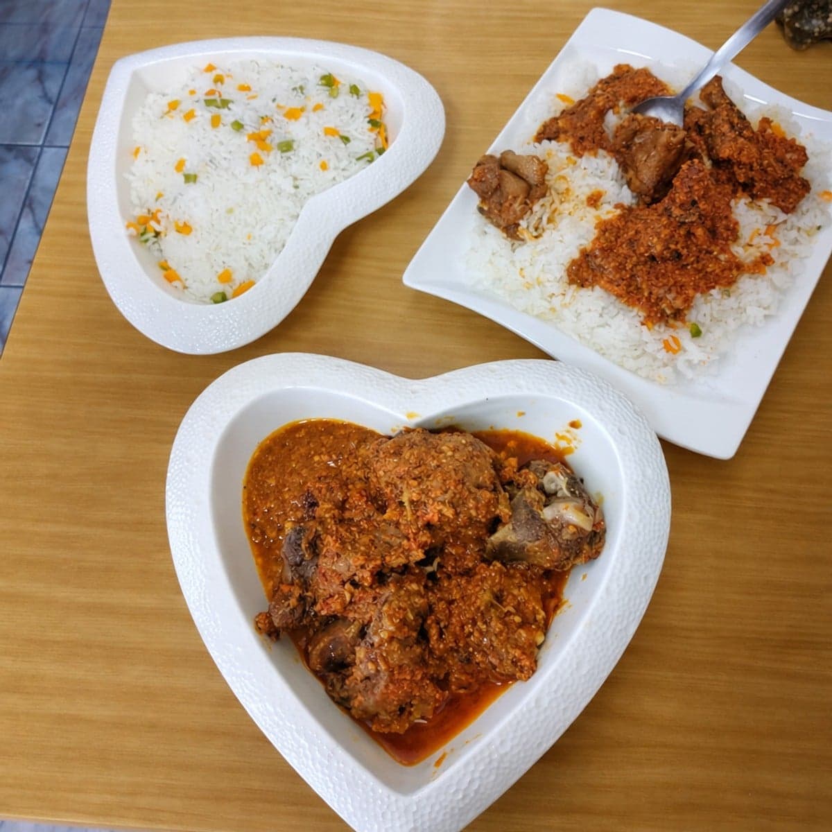 Sauce tomate, poulets, riz parfume