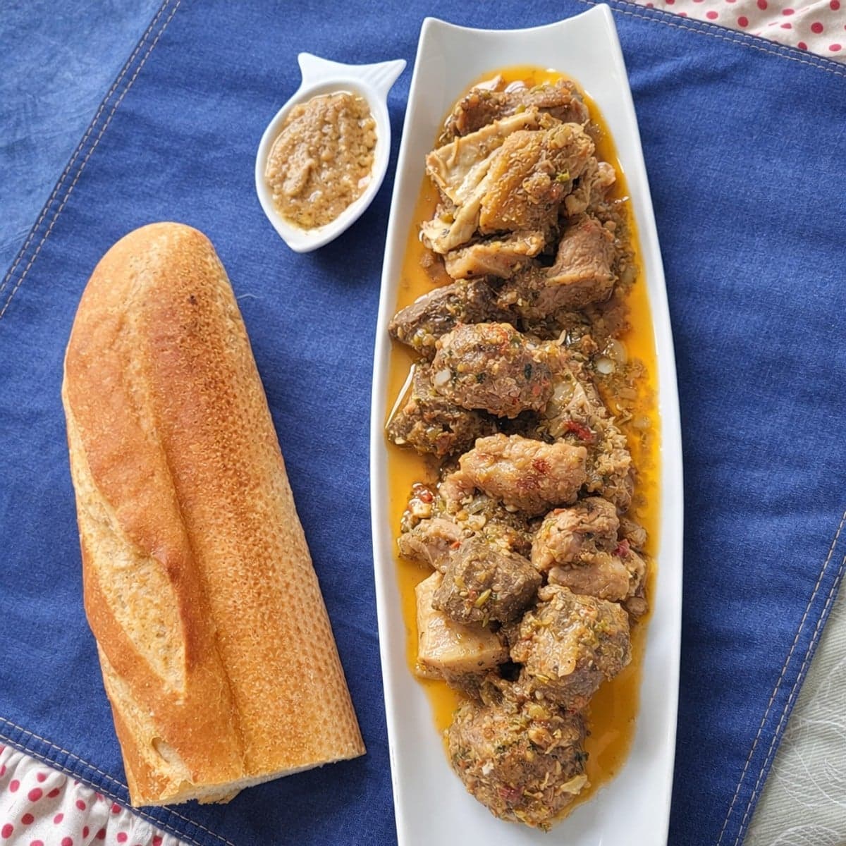 Sauté de viande accompagné de pain