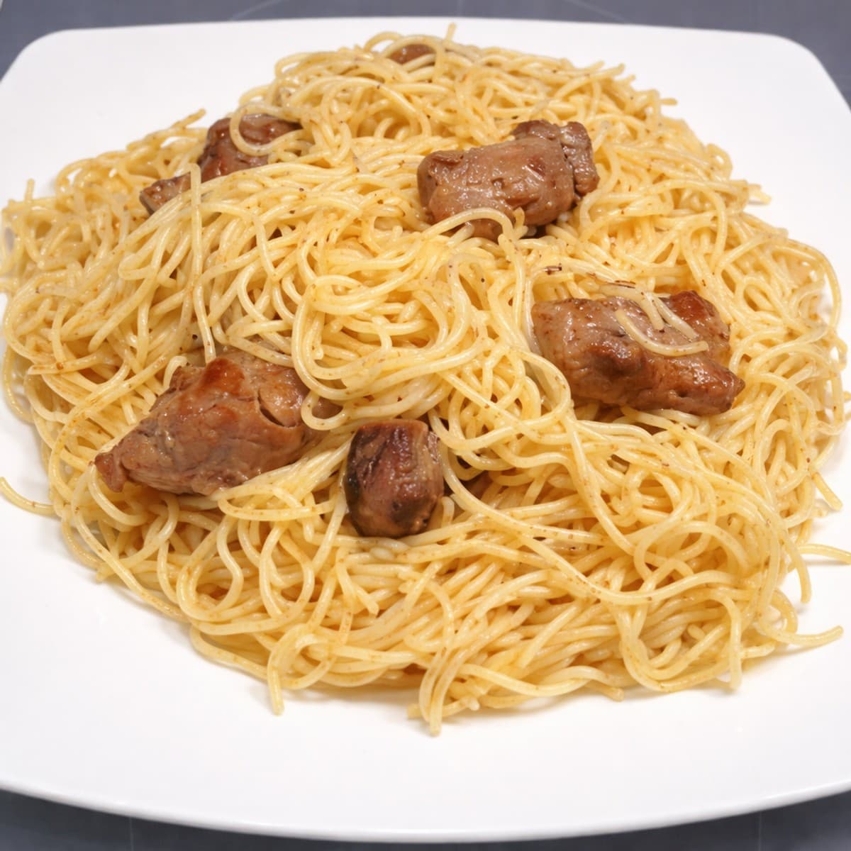 Spaghettis sautés au poulet crevettes et légumes