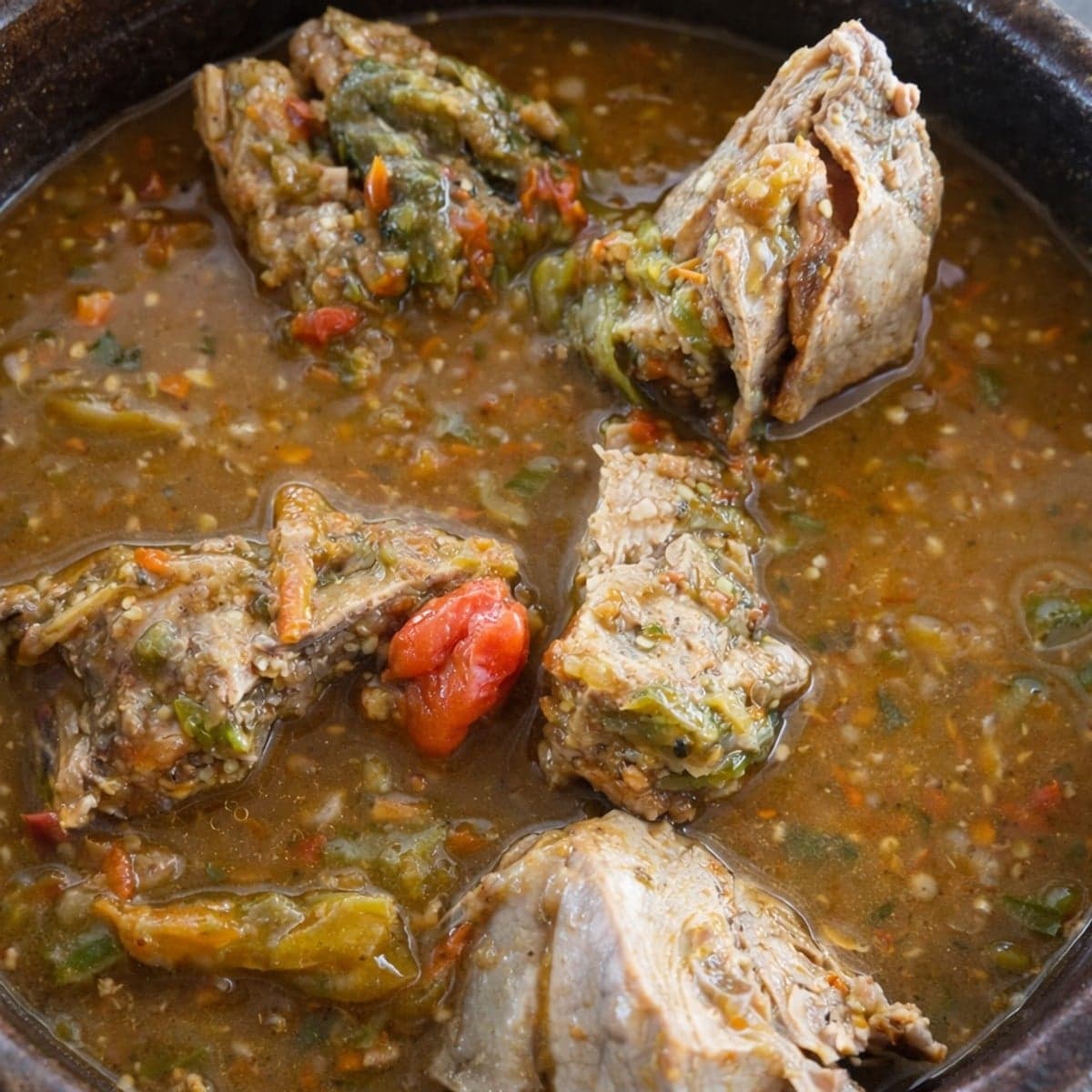 Agouti, noyé dans une sauce gouagouassou légère.
