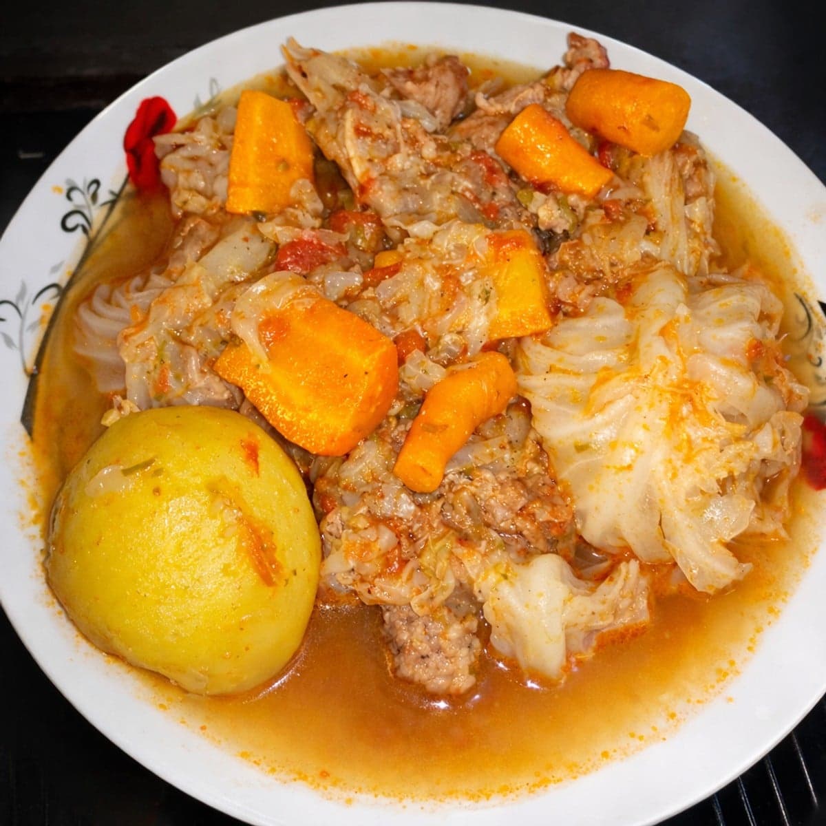 Bouillon de côte au chou, carotte et pommes de terre