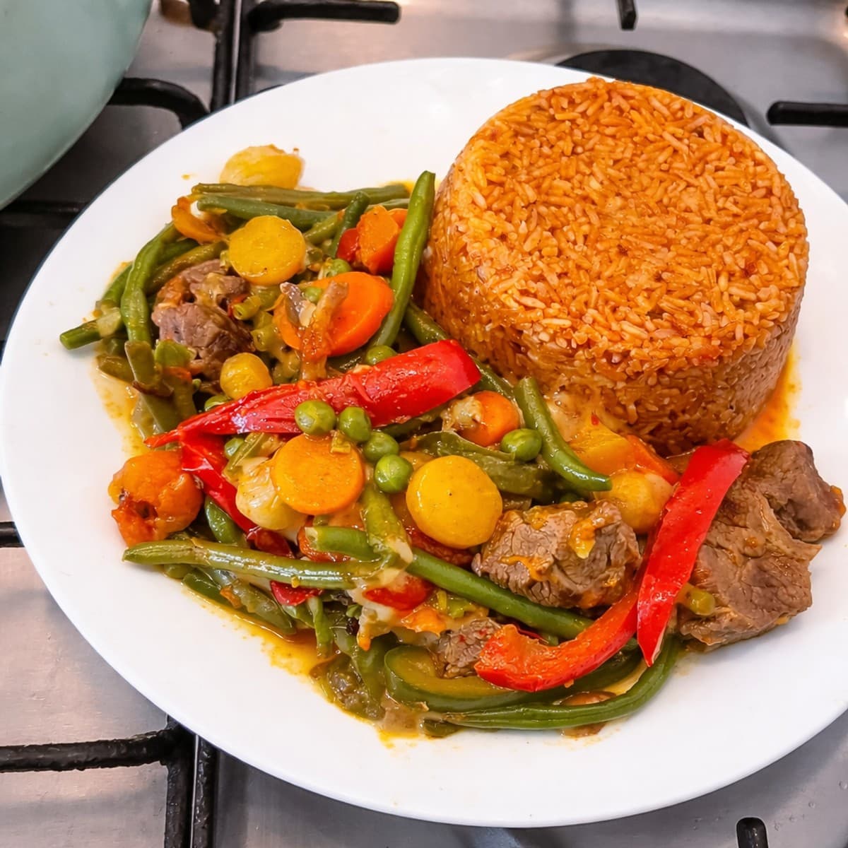 Boule de riz rouge et sa viande de bœuf aux légumes